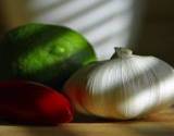 photo of a garlic bulb with a lime and red pepper with emphasis on the benefits of garlic 